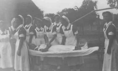 Si la esposa del médico era enfermera, también ayudaba en la enseñanza.